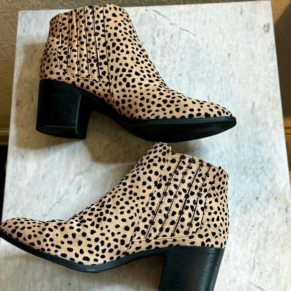 Qupid booties animal print Leopard  SZ 7 slip on comfort 2  inch heel almond toe - Picture 2 of 6
